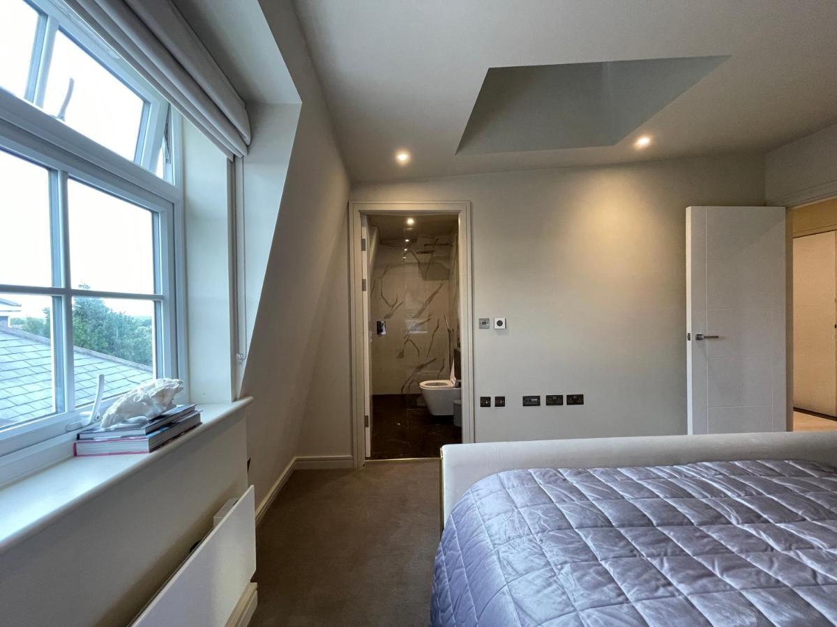 Luxurious, 2 Bed, 2 Bath Penthouse Apartment In Highly Desirable Chigwell Chcl F8 Exteriör bild