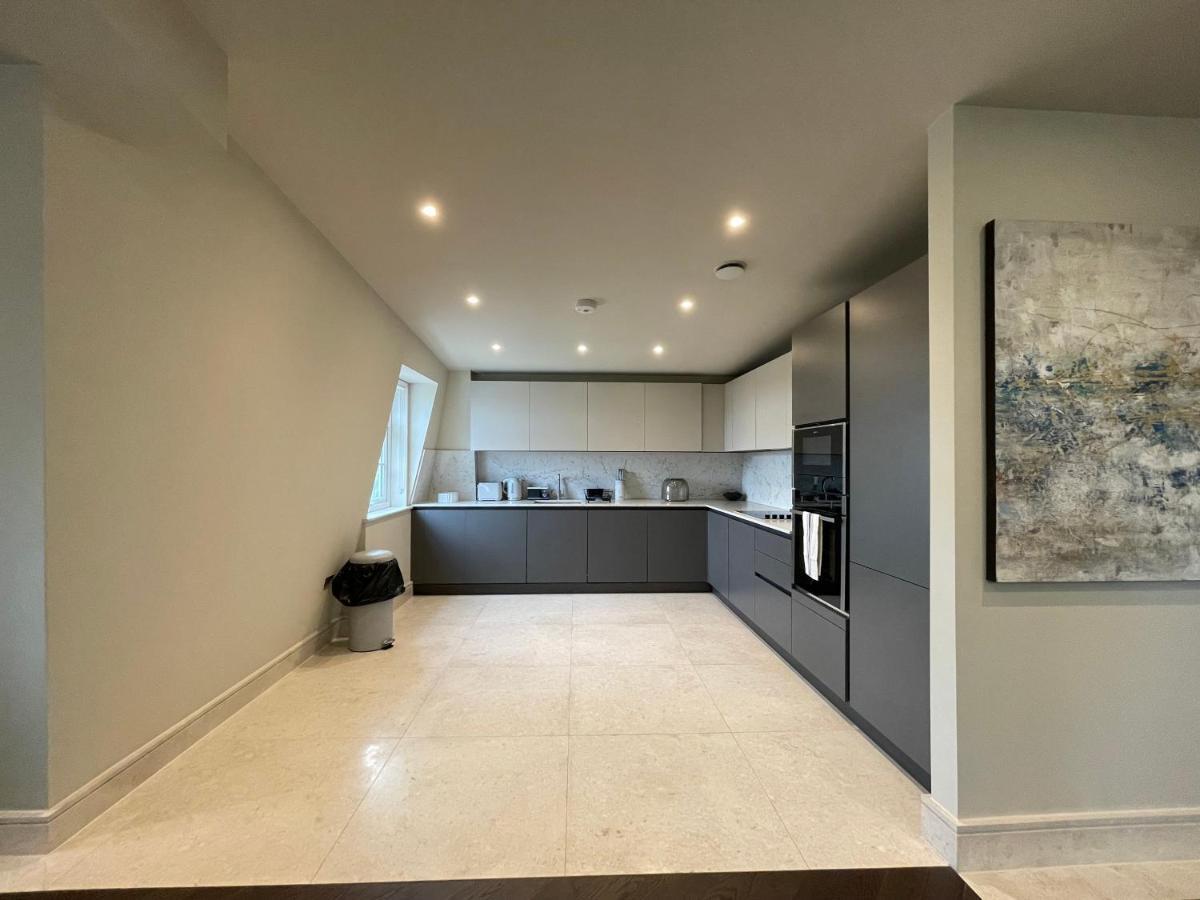 Luxurious, 2 Bed, 2 Bath Penthouse Apartment In Highly Desirable Chigwell Chcl F8 Exteriör bild