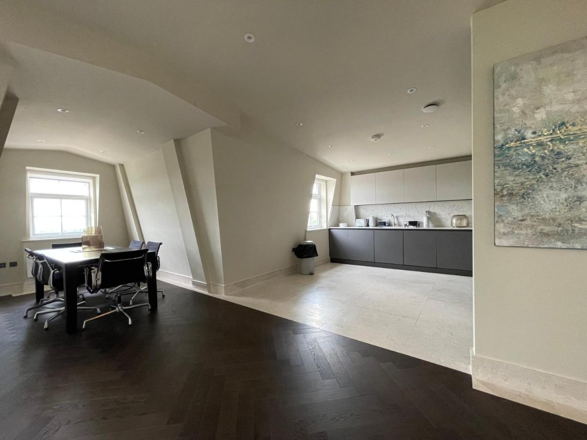 Luxurious, 2 Bed, 2 Bath Penthouse Apartment In Highly Desirable Chigwell Chcl F8 Exteriör bild