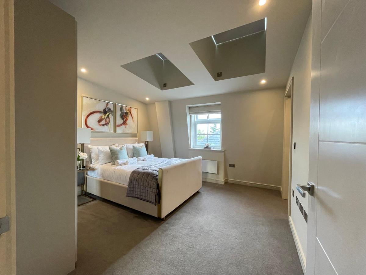 Luxurious, 2 Bed, 2 Bath Penthouse Apartment In Highly Desirable Chigwell Chcl F8 Exteriör bild