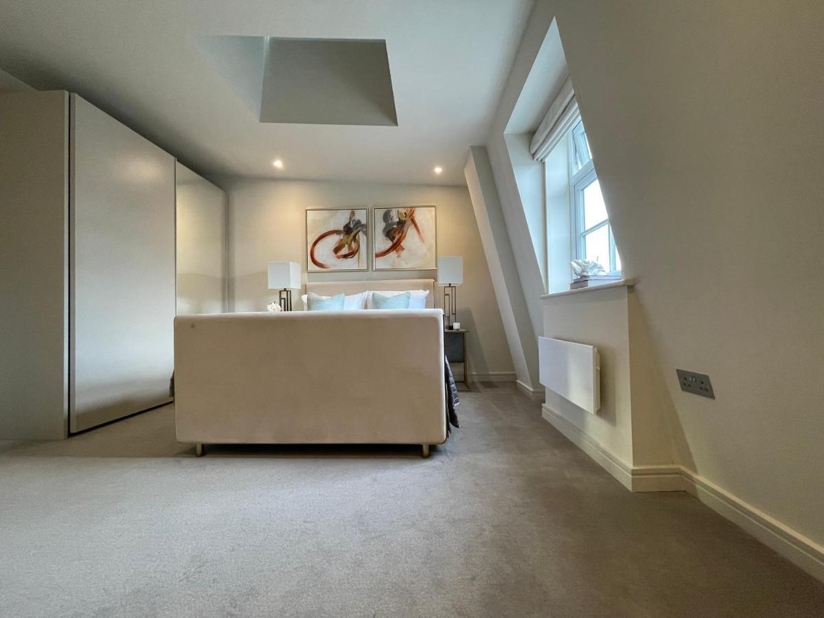 Luxurious, 2 Bed, 2 Bath Penthouse Apartment In Highly Desirable Chigwell Chcl F8 Exteriör bild