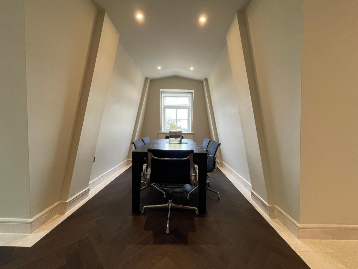 Luxurious, 2 Bed, 2 Bath Penthouse Apartment In Highly Desirable Chigwell Chcl F8 Exteriör bild