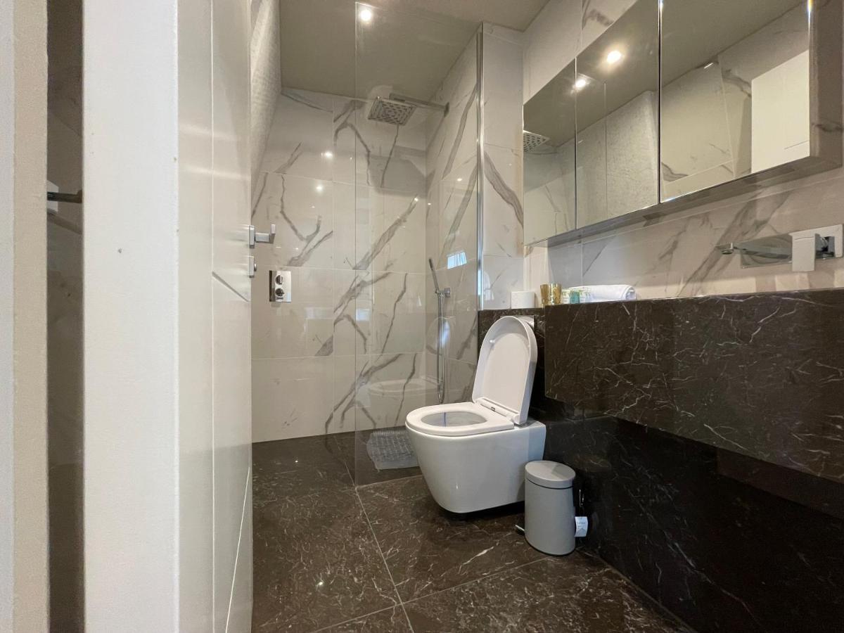 Luxurious, 2 Bed, 2 Bath Penthouse Apartment In Highly Desirable Chigwell Chcl F8 Exteriör bild