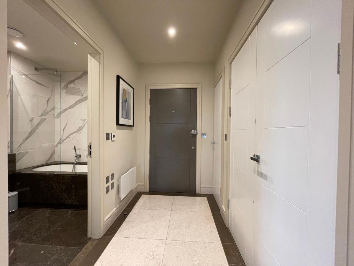 Luxurious, 2 Bed, 2 Bath Penthouse Apartment In Highly Desirable Chigwell Chcl F8 Exteriör bild