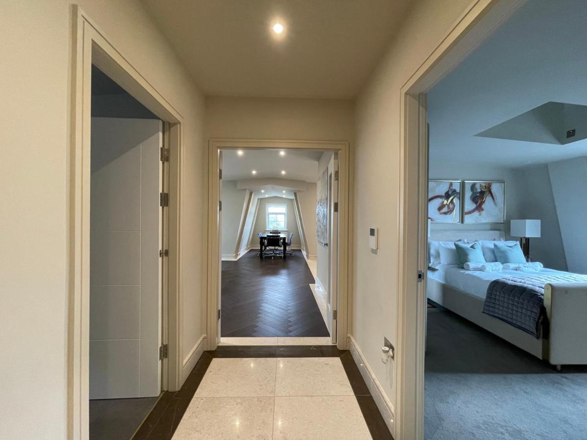Luxurious, 2 Bed, 2 Bath Penthouse Apartment In Highly Desirable Chigwell Chcl F8 Exteriör bild