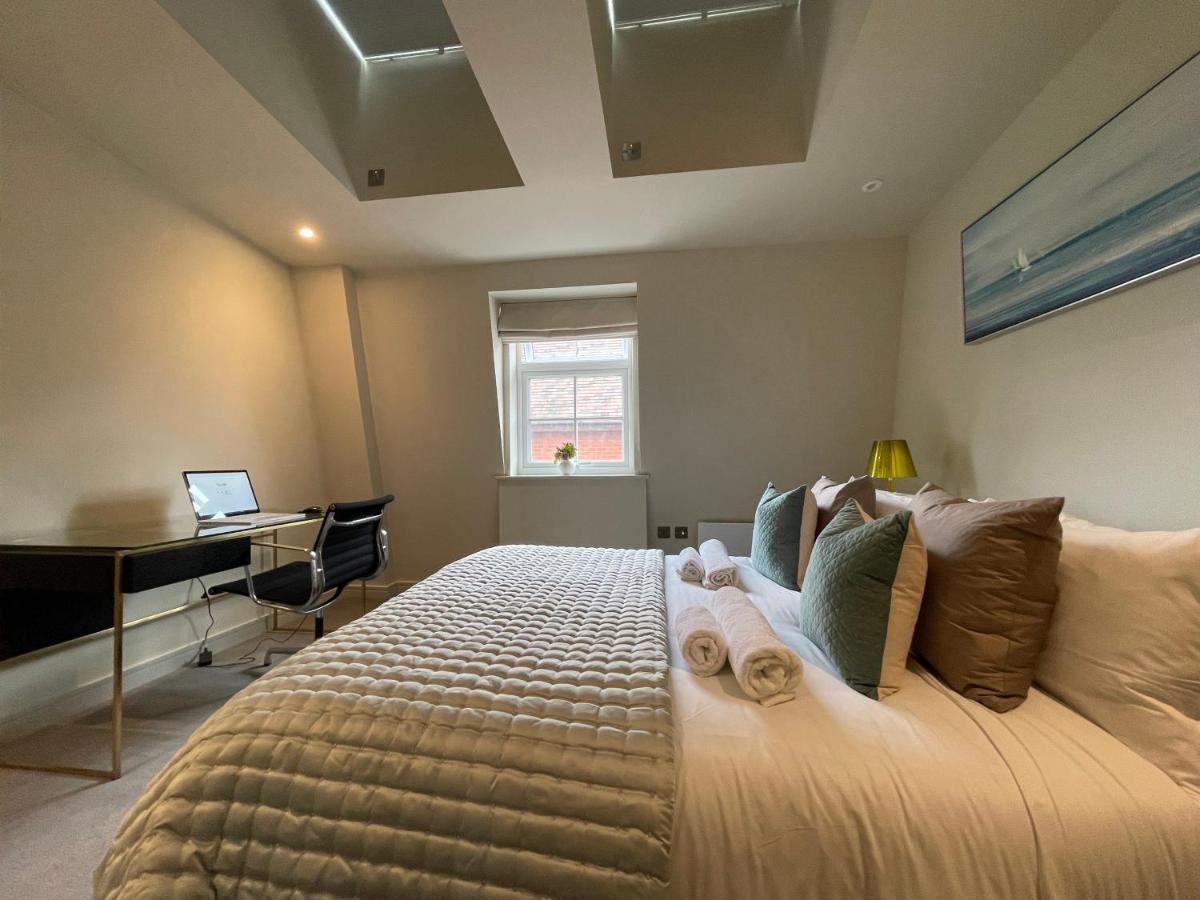 Luxurious, 2 Bed, 2 Bath Penthouse Apartment In Highly Desirable Chigwell Chcl F8 Exteriör bild