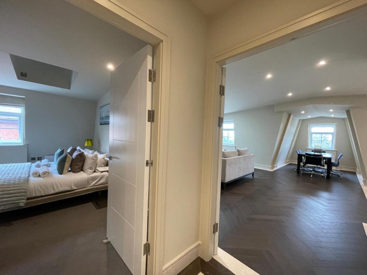 Luxurious, 2 Bed, 2 Bath Penthouse Apartment In Highly Desirable Chigwell Chcl F8 Exteriör bild