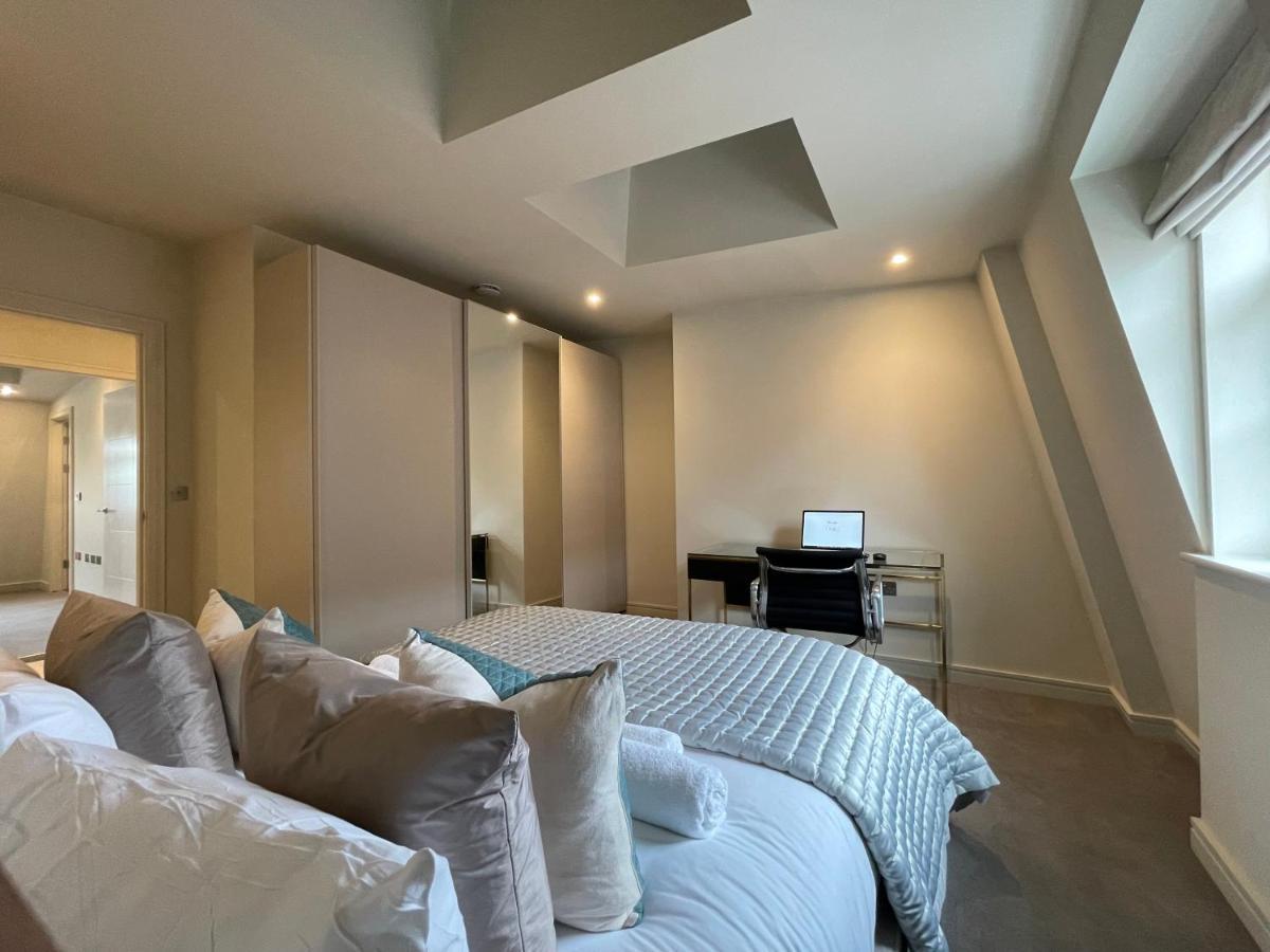 Luxurious, 2 Bed, 2 Bath Penthouse Apartment In Highly Desirable Chigwell Chcl F8 Exteriör bild