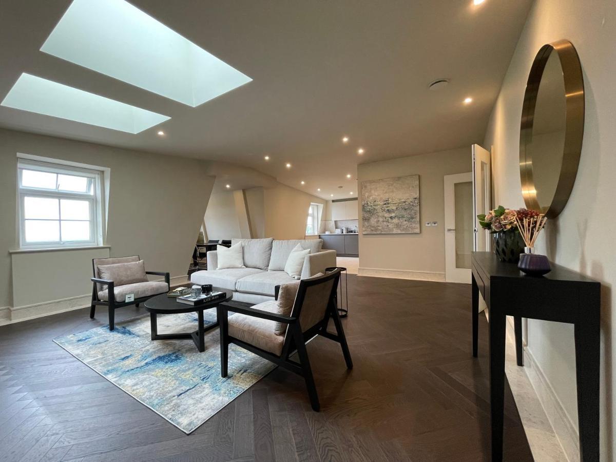 Luxurious, 2 Bed, 2 Bath Penthouse Apartment In Highly Desirable Chigwell Chcl F8 Exteriör bild